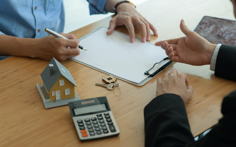 Insurance agents are introducing customers to sign real estate insurance contracts.